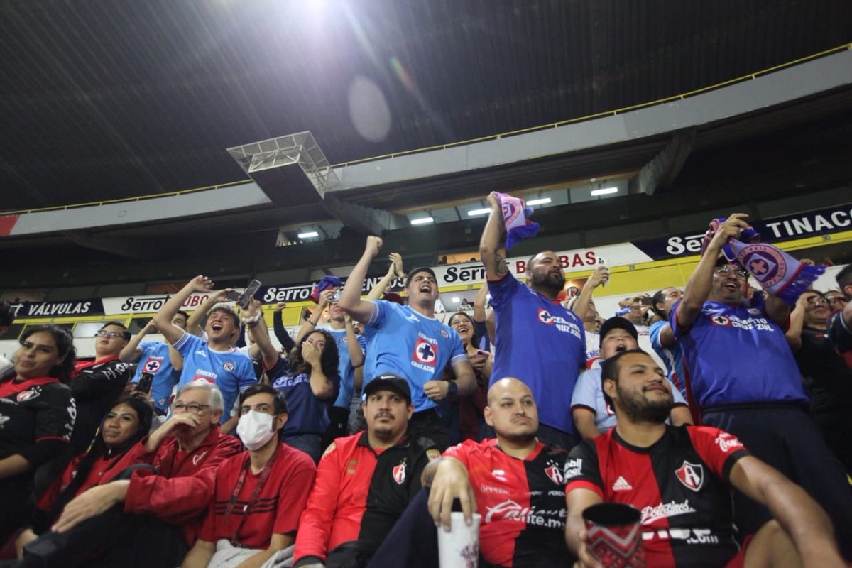 PoliciaGDL's tweet photo. Al momento registramos saldo blanco en el dispositivo de vigilancia que instauramos en el @estadiojalofic para el partido de la Jornada 16 del Torneo #Apertura2024 de la @LigaBBVA entre @AtlasFC y @CruzAzul, cuyo marcador final fue 2-2.
#LaPolicíaQueTeCuida
#SomosEquipo
👮🏽‍♀️⚽️👮🏽‍♂️ https://t.co/d9vX5Be8kE