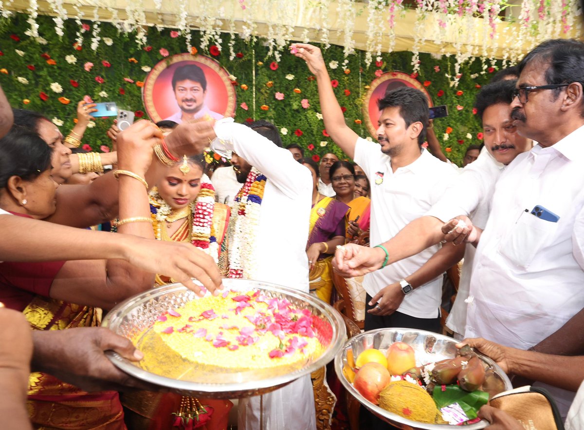 Udhaystalin's tweet photo. ‘கல்லணை காத்தான் - கழகத்தை காத்தான்’ என கலைஞர் அவர்களால் போற்றப்பட்ட கழக வீரர் அண்ணன் கல்லணை காத்தானின் இல்ல திருமண விழாவில் பங்கேற்று, தஞ்சை மத்திய மாவட்டம், பூதலூர் வடக்கு ஒன்றியக் கழகச் செயலாளர் அண்ணன் கல்லணை செல்லக்கண்ணு அவர்களின் மகள் மருத்துவர் காவ்யா - தம்பி திலீபன் இணையரின் திருமணத்தை தஞ்சையில் இன்று நடத்தி வைத்தோம்.

மணமக்கள் இருவரும் தமிழ்நாடும் - சமூகநீதியும் போல பல்லாண்டு வாழ்கவென வாழ்த்தி மகிழ்ந்தோம்!

@SSP_MANICKAM @sivasankar1ss @Anbil_Mahesh @TRBRajaa @Govichezhian #DuraiChandrasekaran @SKDMKTJ @Murasoli_tnj @sunramanathan_