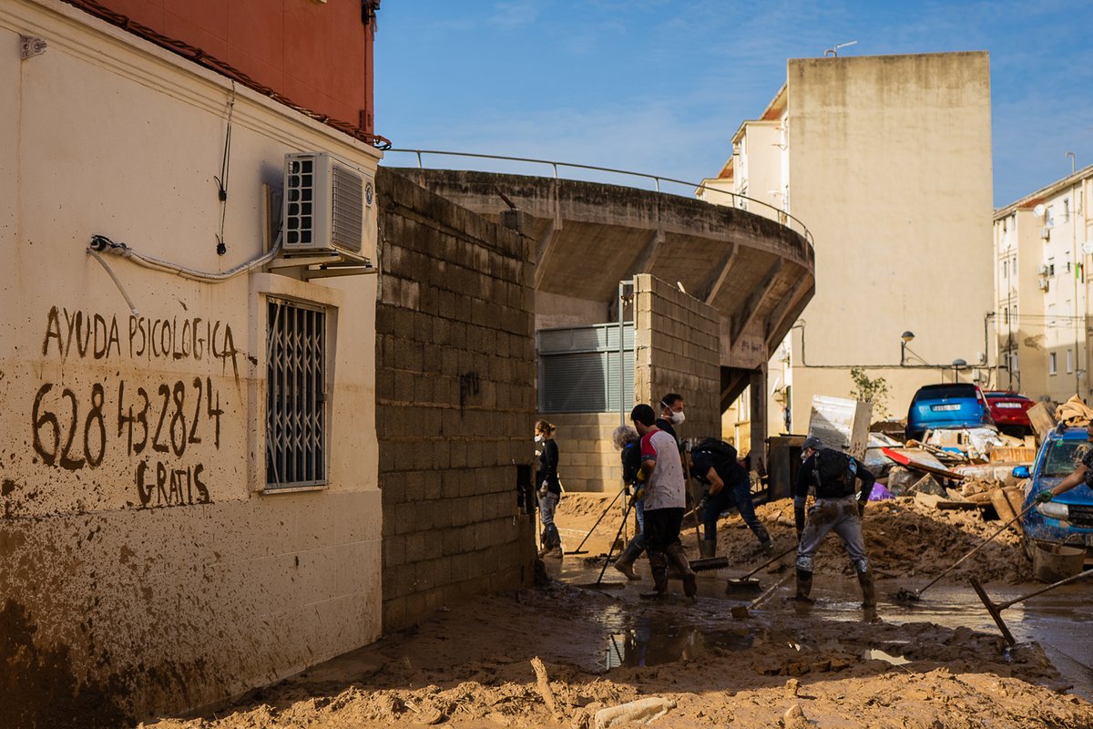 gemma_g_fabrega's tweet photo. A @La_Directa #DANA:
@lugaracogedor es desplaça al barri del Raval d’#Algemesí, on encara no ha entrat cap màquina https://t.co/DqMUXbRCtE
📷 Ona Cano

@EsterFayos passa un dia amb el voluntariat sanitari a #Paiporta, un dels més afectats https://t.co/GXX30STpTJ
📷 Jorge Fabregat https://t.co/YmlHDgON7R