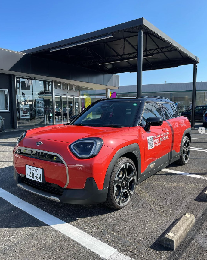 GlanzMini's tweet photo. 【MINI千葉北】
先日デビューしました、MINI史上初の完全電気シティ・クロスオーバー。ACEMAN
本日ご試乗いただけます😃
ぜひMINI千葉北でご体感くださいませ。
皆様のご来店をお待ちしております😊
#mini千葉北
#mini新車ショールーム
#minicooper
#miniaceman
#エースマン #miniev
#試乗車 https://t.co/6JppnlEVx6