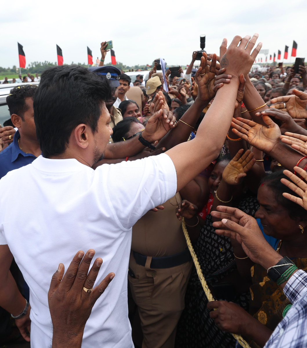Udhaystalin's tweet photo. பேரறிஞர் அண்ணா - முத்தமிழறிஞர் கலைஞர் அவர்களால் வளர்த்தெடுக்கப்பட்டு, நம் கழகத்தலைவர் - மாண்புமிகு முதலமைச்சர் @mkstalin தலைமையில் இந்திய ஒன்றியமே போற்றுகிற வகையில் உயர்ந்து நிற்கின்ற தி.மு.கழகத்தின் கருப்பு - சிவப்புக் கொடியை தஞ்சை மத்திய மாவட்டம், திருவையாறு சட்டமன்றத் தொகுதி, கண்டியூரில் இன்று ஏற்றி வைத்தோம்.

நம் கழகக் கொடி பறக்கும் வரை, கழக உடன்பிறப்புகள் இருக்கும் வரை தமிழ்நாட்டையும், தமிழ்மொழியையும், எவராலும் தொட்டுக் கூட பார்க்க முடியாது!

@SSP_MANICKAM @Anbil_Mahesh @TRBRajaa @Govichezhian #DuraiChandrasekaran @kalaivanandmk @Murasoli_tnj