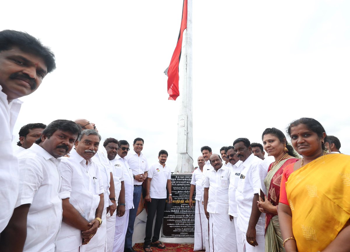 Udhaystalin's tweet photo. பேரறிஞர் அண்ணா - முத்தமிழறிஞர் கலைஞர் அவர்களால் வளர்த்தெடுக்கப்பட்டு, நம் கழகத்தலைவர் - மாண்புமிகு முதலமைச்சர் @mkstalin தலைமையில் இந்திய ஒன்றியமே போற்றுகிற வகையில் உயர்ந்து நிற்கின்ற தி.மு.கழகத்தின் கருப்பு - சிவப்புக் கொடியை தஞ்சை மத்திய மாவட்டம், திருவையாறு சட்டமன்றத் தொகுதி, கண்டியூரில் இன்று ஏற்றி வைத்தோம்.

நம் கழகக் கொடி பறக்கும் வரை, கழக உடன்பிறப்புகள் இருக்கும் வரை தமிழ்நாட்டையும், தமிழ்மொழியையும், எவராலும் தொட்டுக் கூட பார்க்க முடியாது!

@SSP_MANICKAM @Anbil_Mahesh @TRBRajaa @Govichezhian #DuraiChandrasekaran @kalaivanandmk @Murasoli_tnj