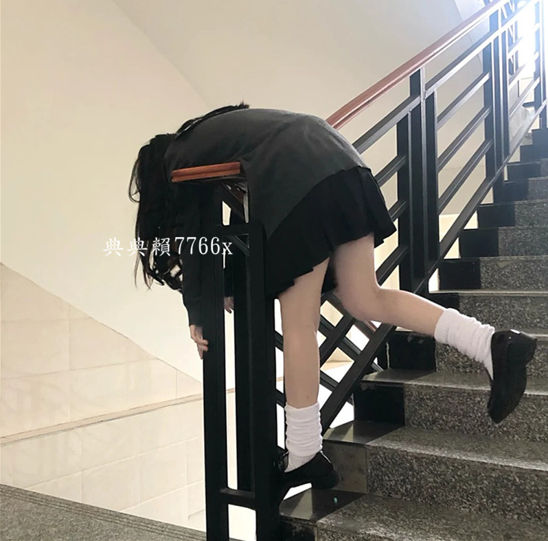 學校樓梯間的拍照姿勢
怎麽感覺怪怪的🧐🧐
好像可以做一些壞壞的事情~
要來試看看嗎🤫🤫
#要的扣1 #大學生日常 https://t.co/d8nKpCBacB