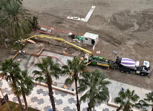 _ElObservador_'s tweet photo. ¿Prevaricación? Hormigón sobre la playa de La Malagueta. En Málaga no se necesita una DANA, los chiringuiteros y el Ayuntamiento destrozan el paisaje urbano. Toneladas de cemento para construir un chiringuito ‘desmontable’
https://t.co/l39Wm3PvgA https://t.co/veCdkzfd0O