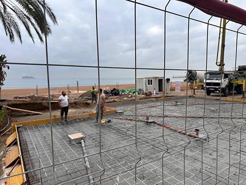 _ElObservador_'s tweet photo. ¿Prevaricación? Hormigón sobre la playa de La Malagueta. En Málaga no se necesita una DANA, los chiringuiteros y el Ayuntamiento destrozan el paisaje urbano. Toneladas de cemento para construir un chiringuito ‘desmontable’
https://t.co/l39Wm3PvgA https://t.co/veCdkzfd0O