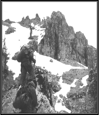 Dağ için. 
Dağlanmak, dağ olmak isteyenler için.
Dağlardan.

Elif...

Yürüyorum...
Yürüyorum...
Yürüyorum be Elif! Saatlerdir, günlerdir, haftalardır yürüyorum. Zamanı sanki adımlayarak, arşınlayarak bitirmek istiyorum. Kendimi artık doğduğumdan beri, hiç durmadan yürüyor