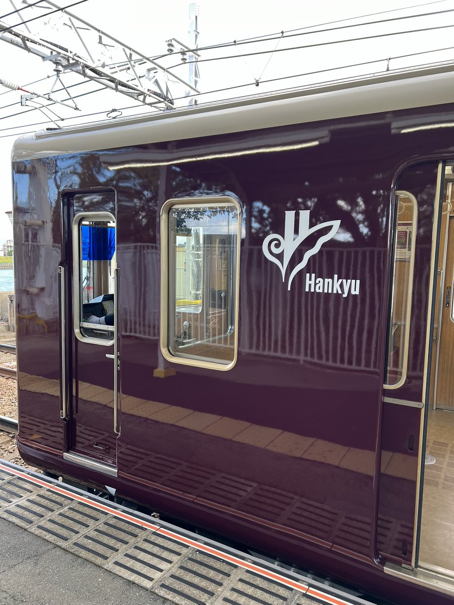 Olaf1008_hk8315's tweet photo. 8002Fが今日から運用復帰しました😆
ステレス帯、Hマークの装飾はないですが、Classicのプレート、クロスシートはそのまま残されています😆
#阪急 #8002f #全検明け https://t.co/36TpXwEYMl