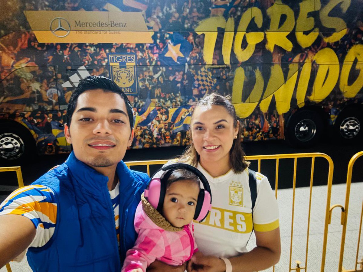 Quedamos 🤡 al ir bien seguros a ver el partido de <a href="/TigresOficial/">Club Tigres 🐯</a> y en la puerta nos regresan porque mi bebé de 8 meses ocupa boleto 😩 y los boletos ya agotados  no nos quedó más que tomarnos foto afuera del estado para que mi bebé vea q si la llevamos 😩