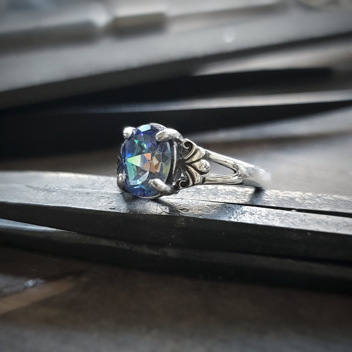 ミスティックトパーズリング 見る角度で輝き方が変わるミスティック