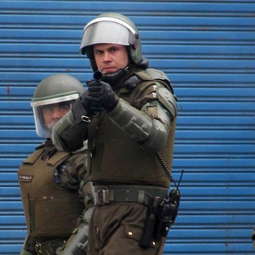 GradeGeorge's tweet photo. ¿ Cómo cresta un policía se podía defender de cientos de delincuentes ? 

Mi apoyo irrestricto a @ClaudioCrespoG y a @Carabdechile https://t.co/7cixM17ihw