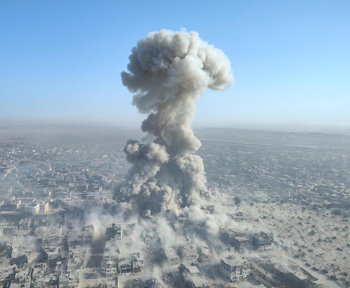 Esta imagen no es de Hiroshima y Nagasaki, es del campo de refugiados de Jabalia, en el norte de Gaza, donde el ejército ha lanzado hoy una bomba de 1 tonelada de explosivos contra residenciales civiles.

"Israel" ha lanzado más bombas (85.000 toneladas) sobre Gaza, que las que