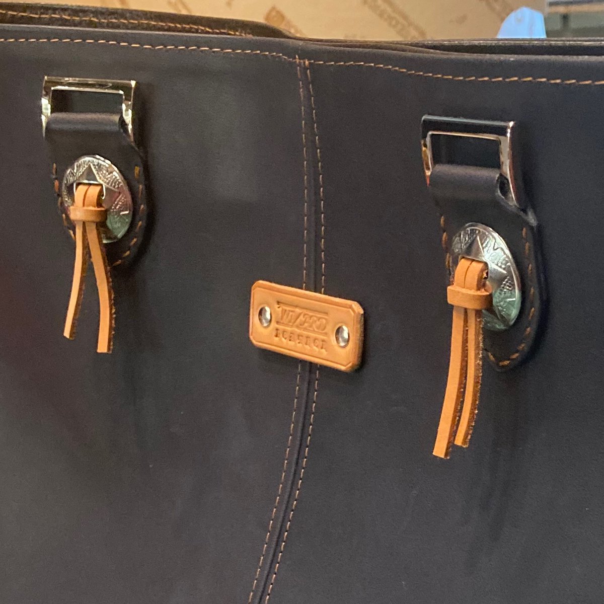 WizardLeather's tweet photo. バッグを幾つか製作中。
ロック・テイストの男女兼用だったり、機能重視のシンプルなもの。
大きさ・革質・色も変えて、用途に応じて選べるように考えてます。
#wizardleather #leathertote #トートバッグ https://t.co/yWJC9KfvtM