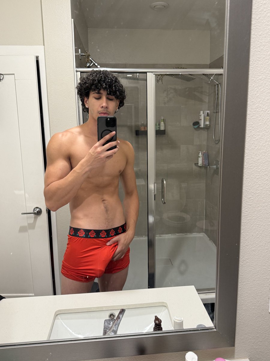 curlypapiflaco's tweet photo. What color are the boxers? 🥀 https://t.co/E5yylWTVGS