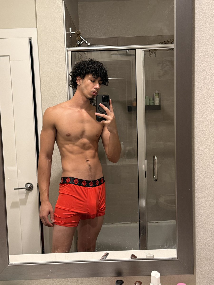 curlypapiflaco's tweet photo. What color are the boxers? 🥀 https://t.co/E5yylWTVGS