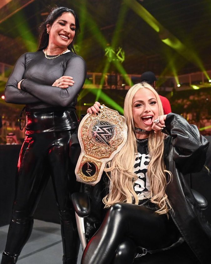 MAITREPIMS1's tweet image. @YaOnlyLivvOnce ❤️❤️❤️❤️❤️🥰🥰 #WWERaw #WWERAWML