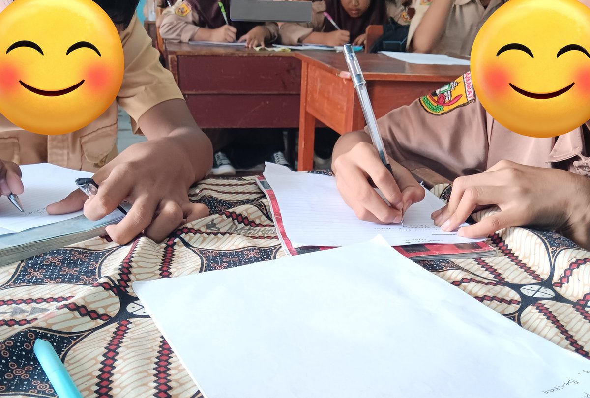 riyania_'s tweet photo. Yaa beginilah dgn sistem pendidikan yg skrng, kelas 8 SMP blm bsa baca (bisa diluluskan dari SD ???) Sudah dibantu program membaca dari sekolah, semoga semangat trs ya nak belajarnya https://t.co/TxbaDd7eD9