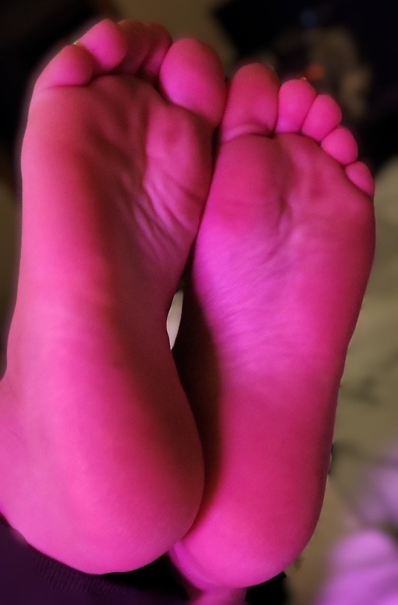 CellySub's tweet image. barefoot and hypnotized...