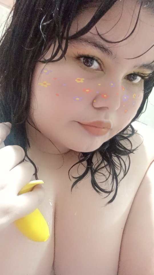_cherryleoy_'s tweet photo. Come frutas y verduras 🍌🤭

Eat fruits and vegetables 🍌🤭
#fansly #curvyinfluencer 🔞
https://t.co/xmFaGHz7rb https://t.co/EdeH1Zy5r9