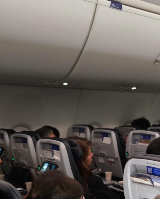 Rocio_La_Negra's tweet photo. Cuentan que la "coimera confesa"  a su mas puro estilo, protagonizó un incidente en pleno avión, le habría gritado "estúpido" a un pasajero por lo que un miembro de la tripulacion le increpó que se comporte o la bajarían del avión "por desubicada."

No le basto viajar con recursos del Estado, además habría puesto un funcionario de Cancilleria de nombre Luis a fingir de  "ataja carteras y maletero" a su servicio. 
Háblame de prepotencia, soberbia y privilegios. 

Pasajeros del vuelo proveniente Panamá - Asunción reportan.