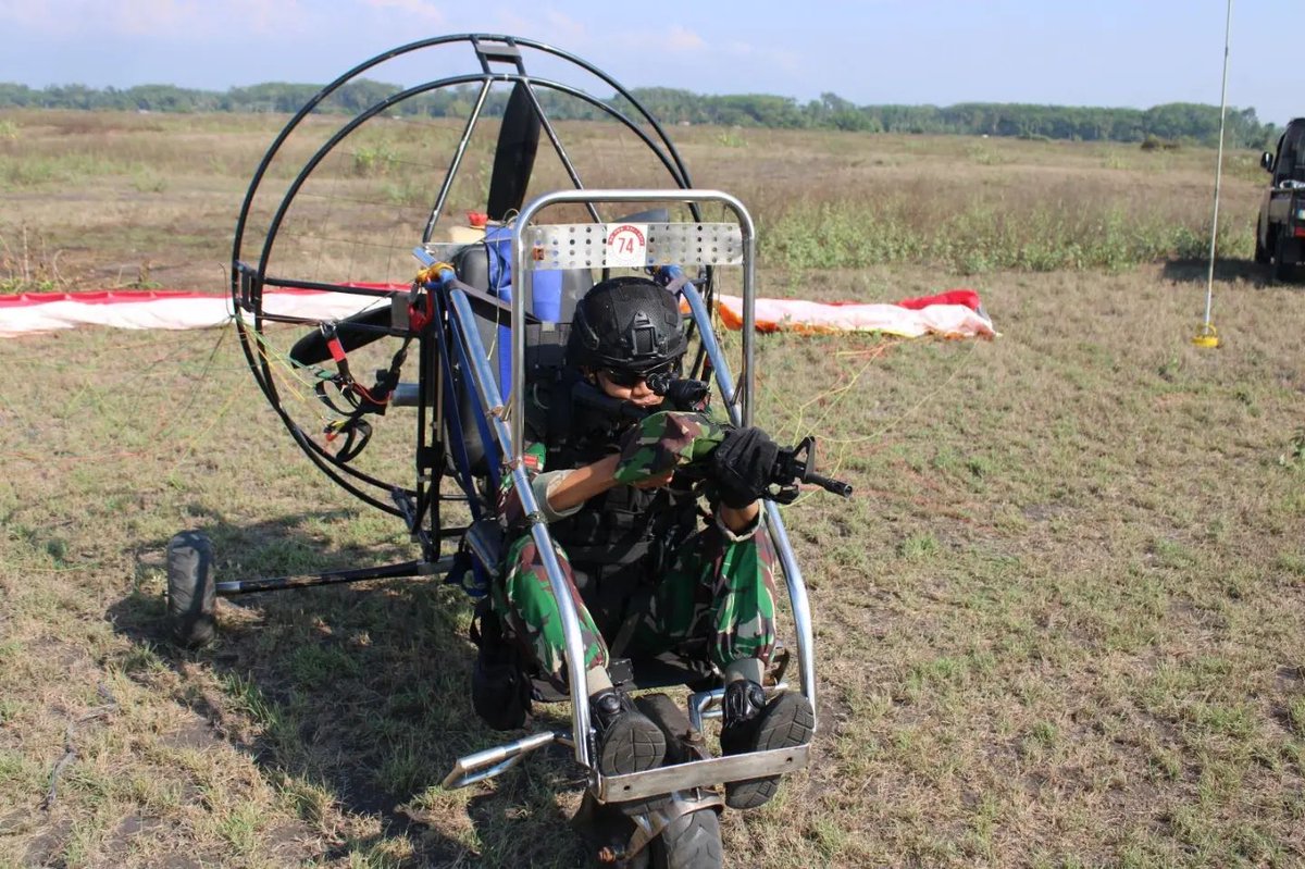 Jatosint's tweet photo. Indonesian Air Force #TNIAU QRF/SF Command #PASGAT personnel recently trained with paratrikes and armed drones in East Java
📸Pasgat https://t.co/8n7Qyhn6Oy