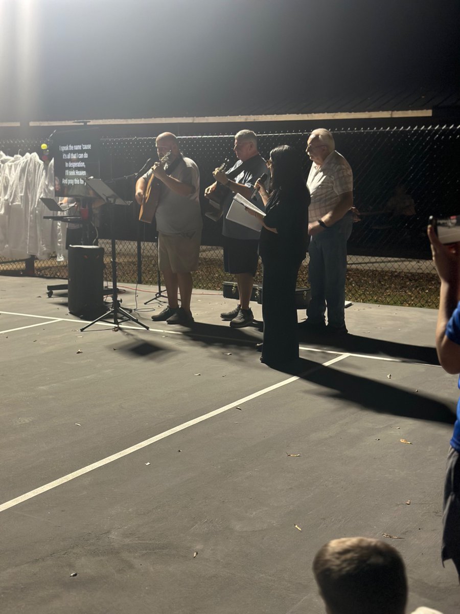 CoachBailey19's tweet photo. 13 students lives changed forever after responding to God’s call! Tonight we celebrated with baptism! The heavens are rejoicing! 13 students acting on their faith and glorifying God through fulfilling His purpose for their life! #Purposed #ActItOut #GodIsGood https://t.co/ccS0KreEAx
