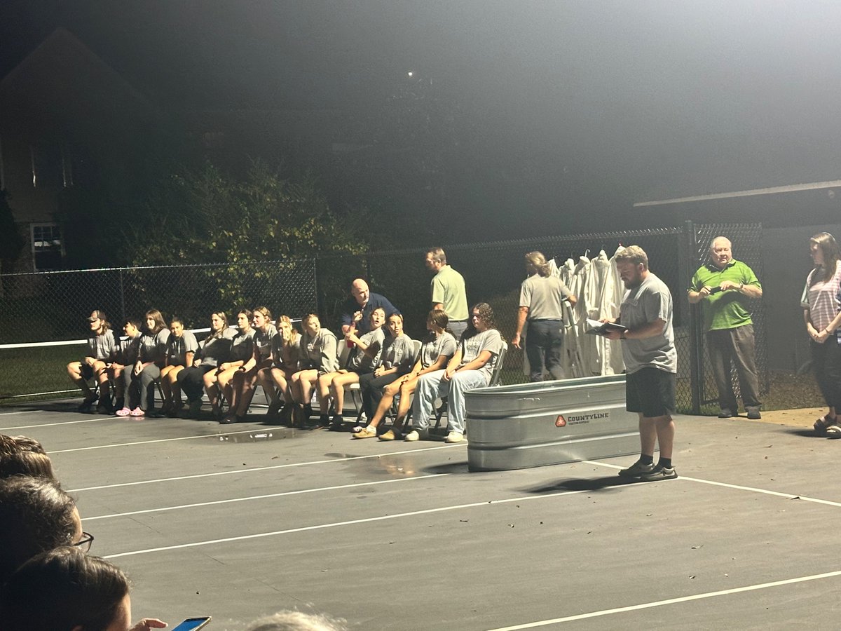 CoachBailey19's tweet photo. 13 students lives changed forever after responding to God’s call! Tonight we celebrated with baptism! The heavens are rejoicing! 13 students acting on their faith and glorifying God through fulfilling His purpose for their life! #Purposed #ActItOut #GodIsGood https://t.co/ccS0KreEAx