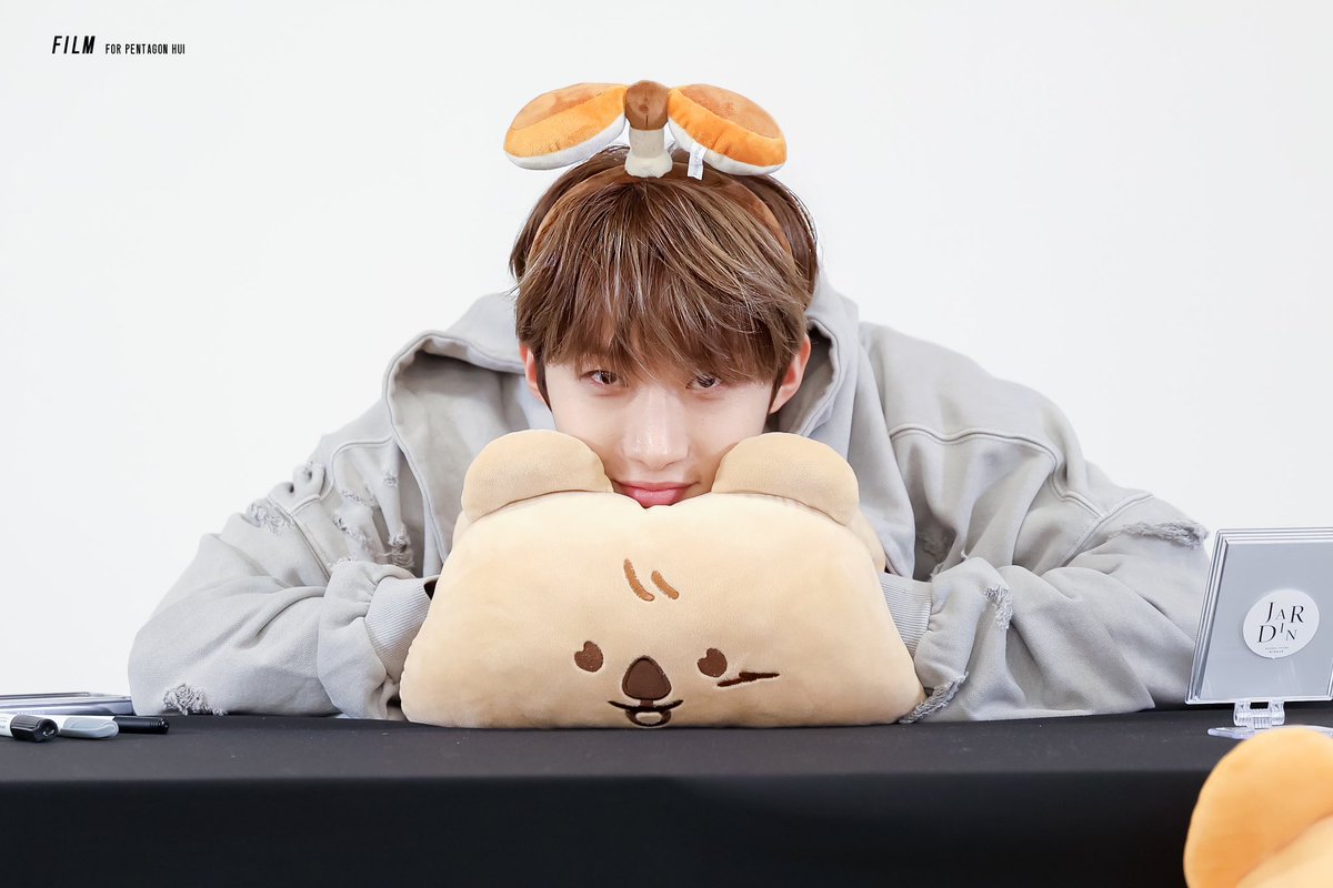 FILM_huilm0828's tweet photo. 241024 케이타운포유 대면팬싸

( ᵕᴗᵕ )✩⡱

#후이 #HUI #펜타곤 #PENTAGON
#이회택 #LEEHOETAEK https://t.co/LIl5bH8vnf