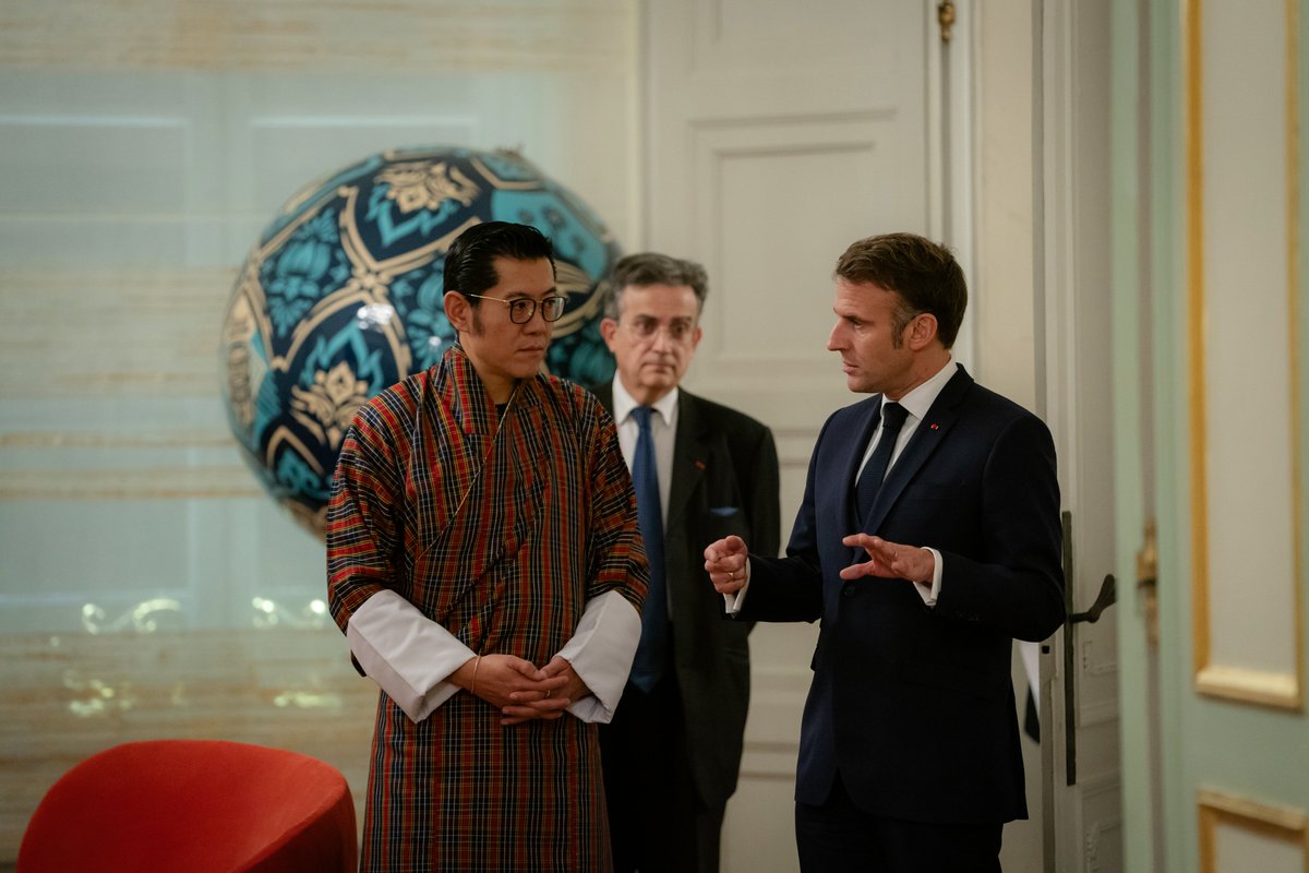 Historic meeting in Paris between President <a href="/EmmanuelMacron/">Emmanuel Macron</a> and King Jigme Khesar Namgyel Wangchuck - the first ever between the Heads of State of France and Bhutan. 

A bright future for the development of 🇫🇷🇧🇹 friendly relations.