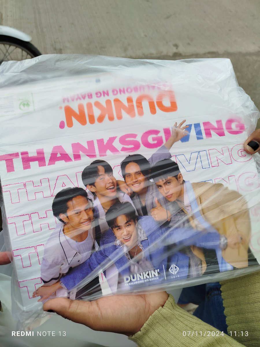 RED10939965's tweet photo. What are you willing to do para sa thanksgiving box na may mukha ang SB19?
Pinasabay lang naman namin sa truck tong mga box pauwi dito sa Isabela.😭🤣
Binigay din po namin sa mga driver at pahinante ng truck yung donuts.
@SB19Official #SB19
@dunkinph #dunkinxsb19 https://t.co/2v9Moo9HHK
