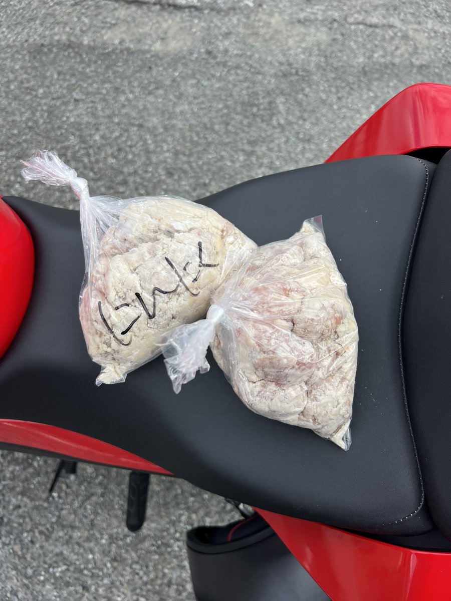 cb250f_reeeeed's tweet photo. 就職して全然乗れなくて、やっと乗れた~
特に目的地もなく走って赤穂まで行って、帰りはお使い頼まれたからお肉屋さん
ここの唐揚げすんごい美味しいんよ！！ https://t.co/SBlzEDd9CA