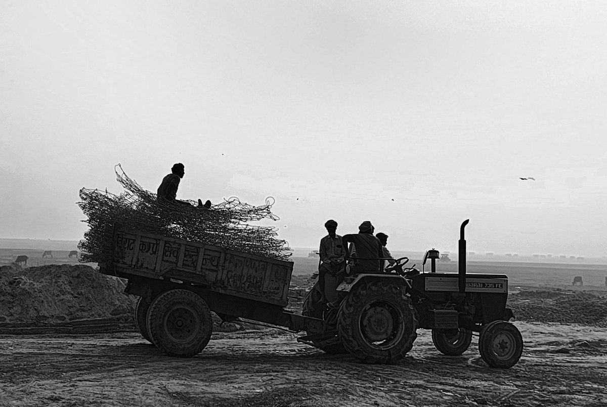 वक्त ने न जाने कब उसे कांटो पर भी बैठना सिखा दिया। 
#Morningclick