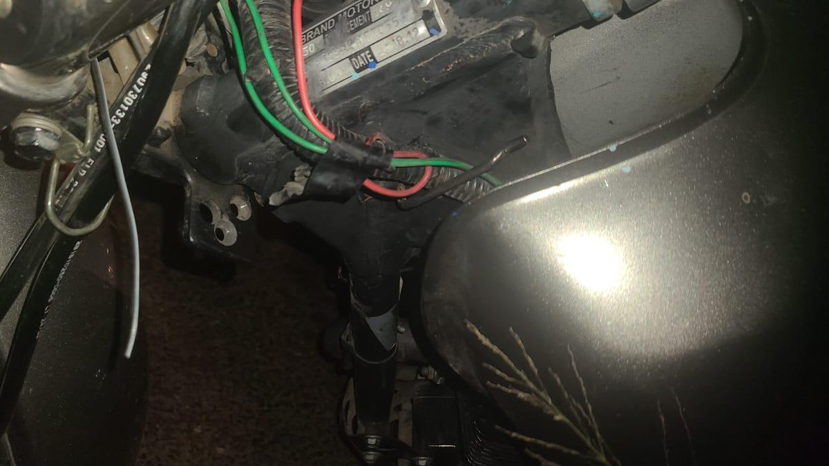 La Policía Municipal de Santa Lucía del Camino detuvo a Jorge Luis A. S. de 28 años como presunto responsable del robo de una motocicleta, cuando circulaba sobre Carretera Internacional 190; el edil  <a href="/JC_GMarquez/">Juan Carlos García Márquez</a> informó que la motocicleta estaba
"puenteada".