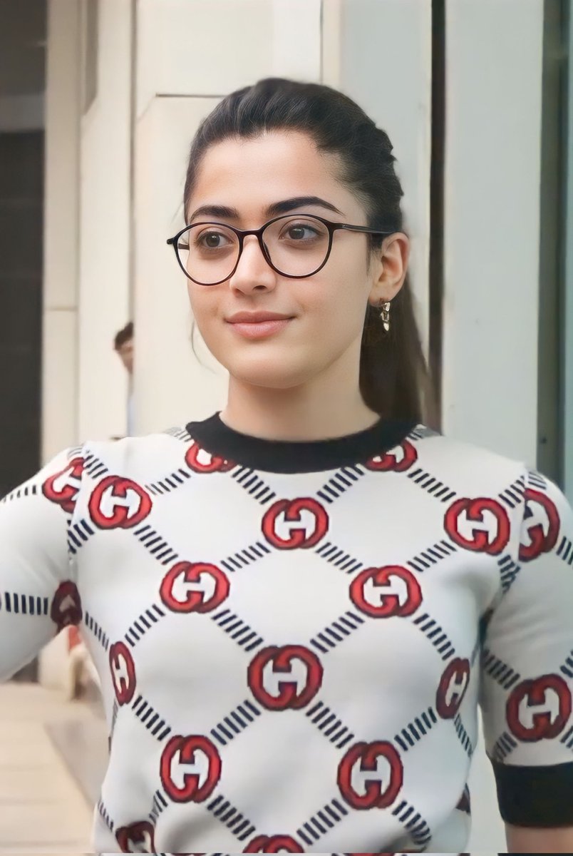 Rashmimishra96's tweet photo. The smile that brightens up our day belongs to none other than the Smiling Queen @iamRashmika. Good morning! #SmilingQueen #RashmikaMandanna โค๏ธโบ๏ธ https://t.co/A9KwOOaSVz