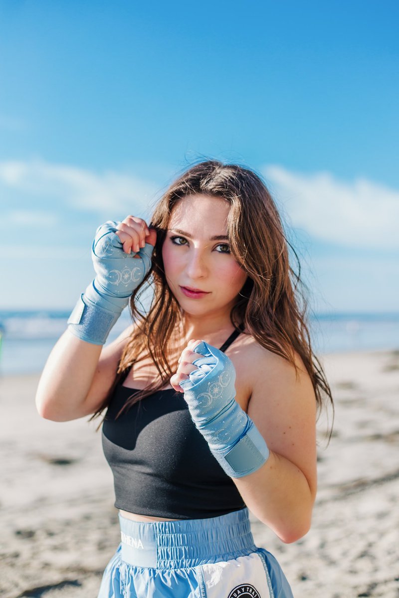 “Obstacles cannot crush me; every obstacle yields to stern resolve”. – Leonardo Da Vinci🩵🖤💙🖤
#womenwhofight #muaythai #dontstopfighting
Wearing @athenafightwear 🩵 #athenafightwear #athena
#muaythai #muaythaiwomen