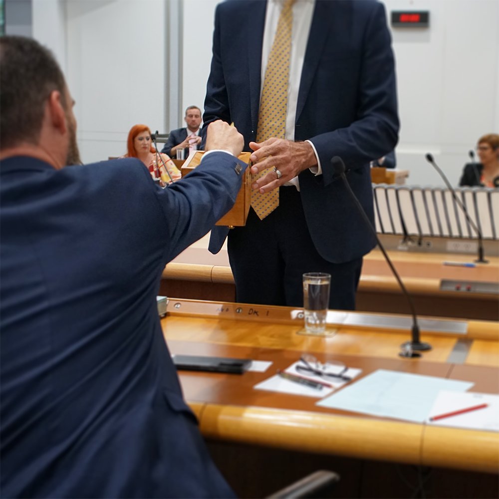 ACTAssembly's tweet image. Yesterday, members of the Eleventh ACT Legislative Assembly were sworn-in and elections for Speaker, Deputy Speaker, and Chief Minister held 🏛🤚🗳

Check out some of the candid snaps we caught of the occasion! 📷

#yourAssembly