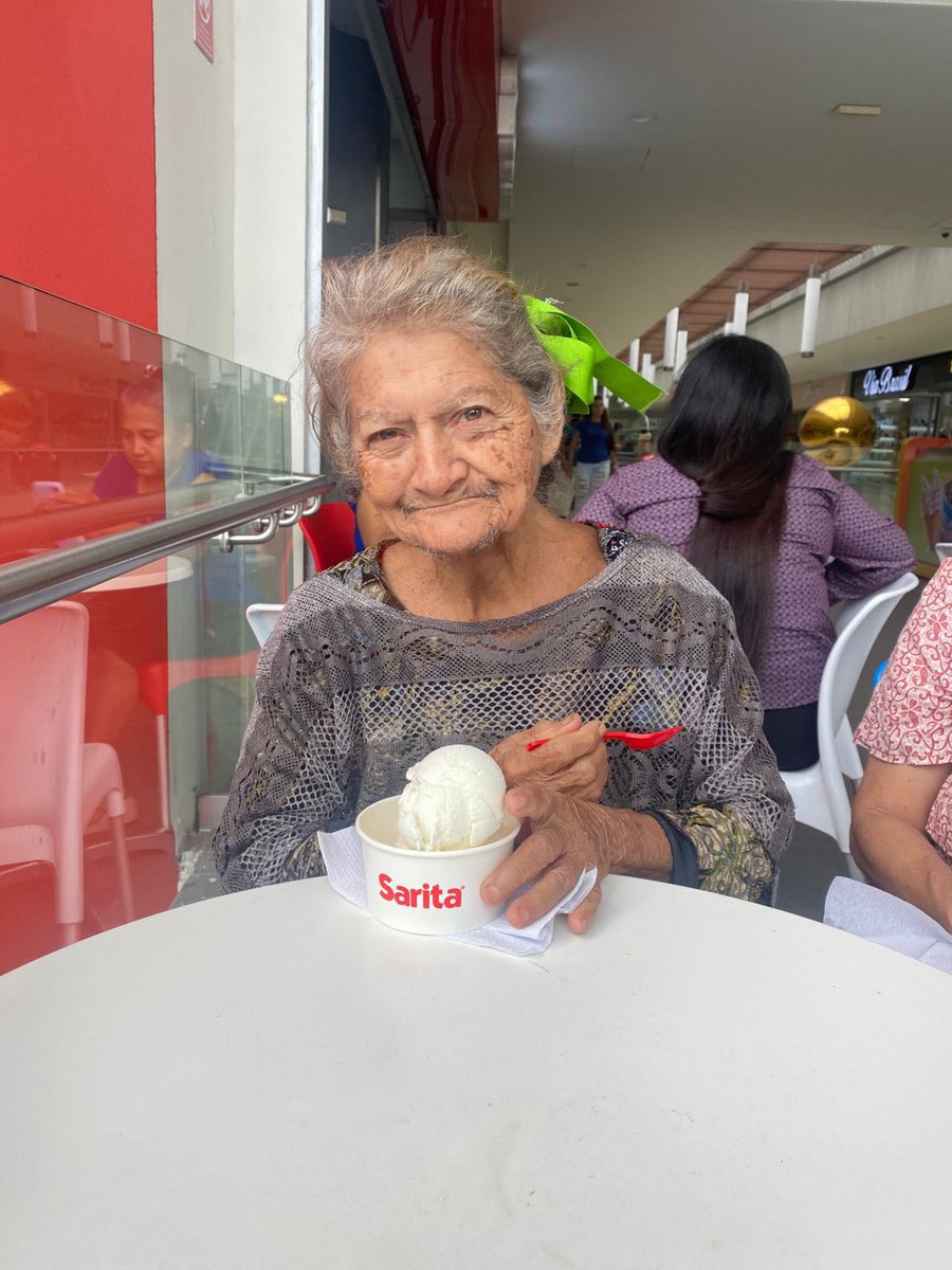 Familia busca a Dora Enma Castillo de 82 años, padece de esquizofrenia paranoica, fue vista por última vez ayer martes, temprano en la mañana,  en las cercanías del mercado ex cuartel en San Salvador.

Cualquier información al teléfono 7317-5532 con Marta Galdamez.