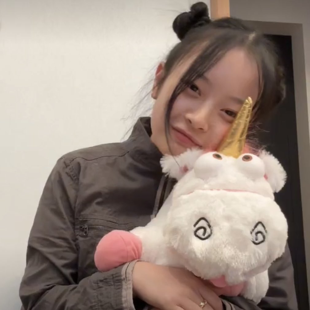 kookyphamz's tweet photo. Hanni and her plushies ૮ ˶ᵔ ᵕ ᵔ˶ ა https://t.co/MJ2FM4HX5R