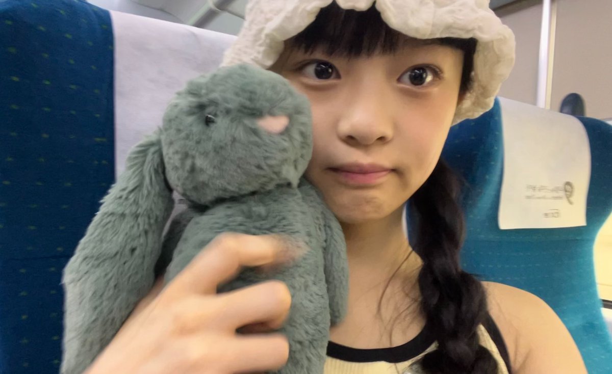 kookyphamz's tweet photo. Hanni and her plushies ૮ ˶ᵔ ᵕ ᵔ˶ ა https://t.co/MJ2FM4HX5R