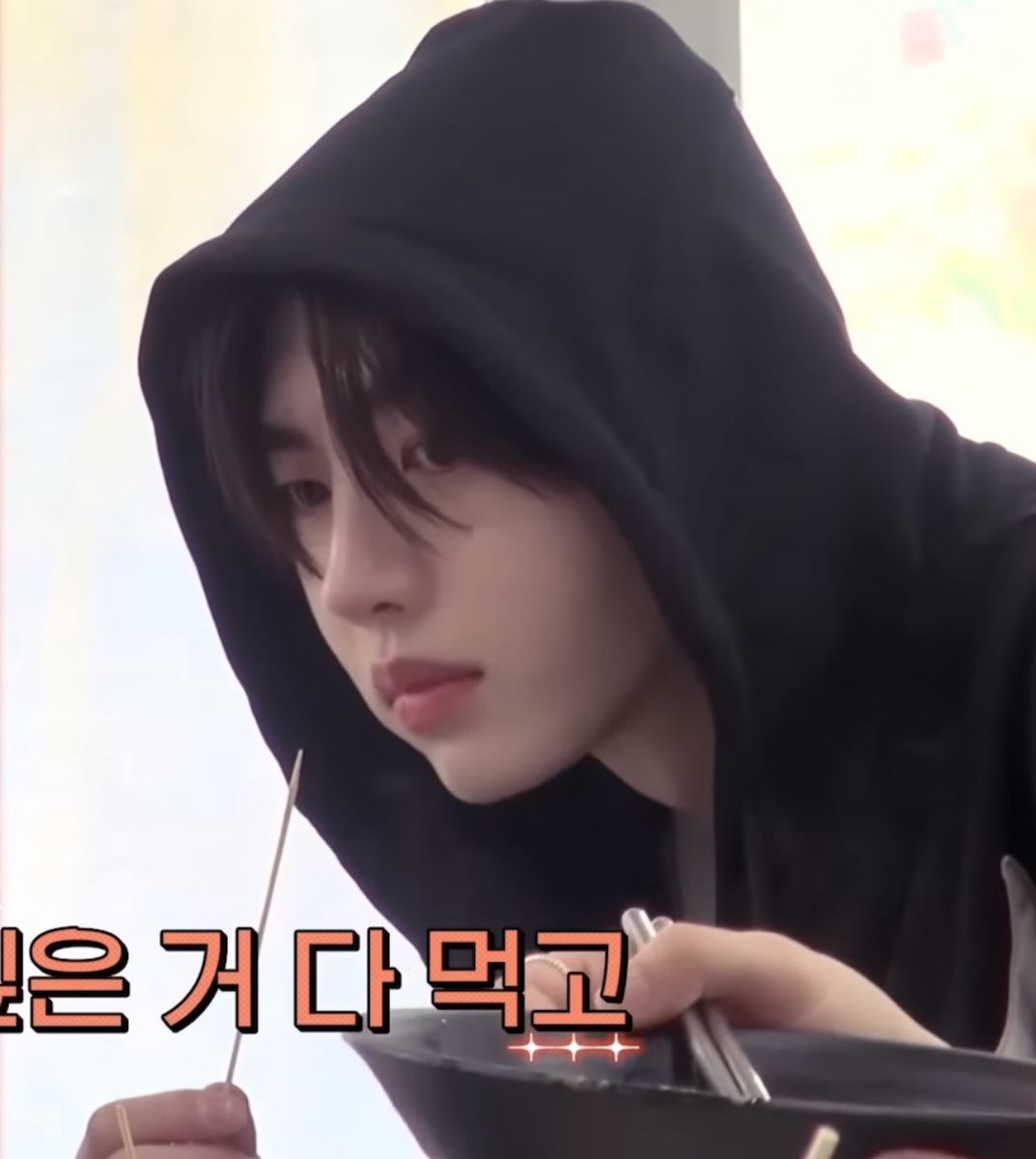805iop1010's tweet photo. ㉻ 뭐 먹을때마다 맹해지는 거 언제 안귀엽지 https://t.co/thxrvUwYXV
