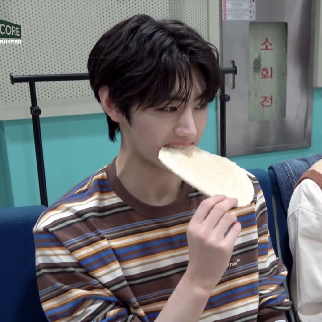 805iop1010's tweet photo. ㉻ 뭐 먹을때마다 맹해지는 거 언제 안귀엽지 https://t.co/thxrvUwYXV
