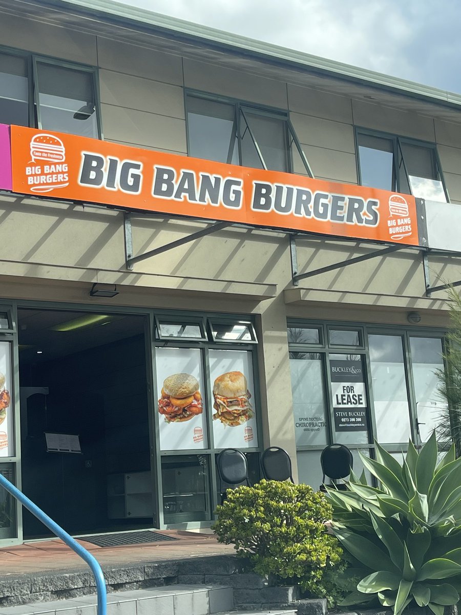 tauhenare's tweet image. New #BurgerJoint in Tat. Absolutely delish and the chips were to die for.