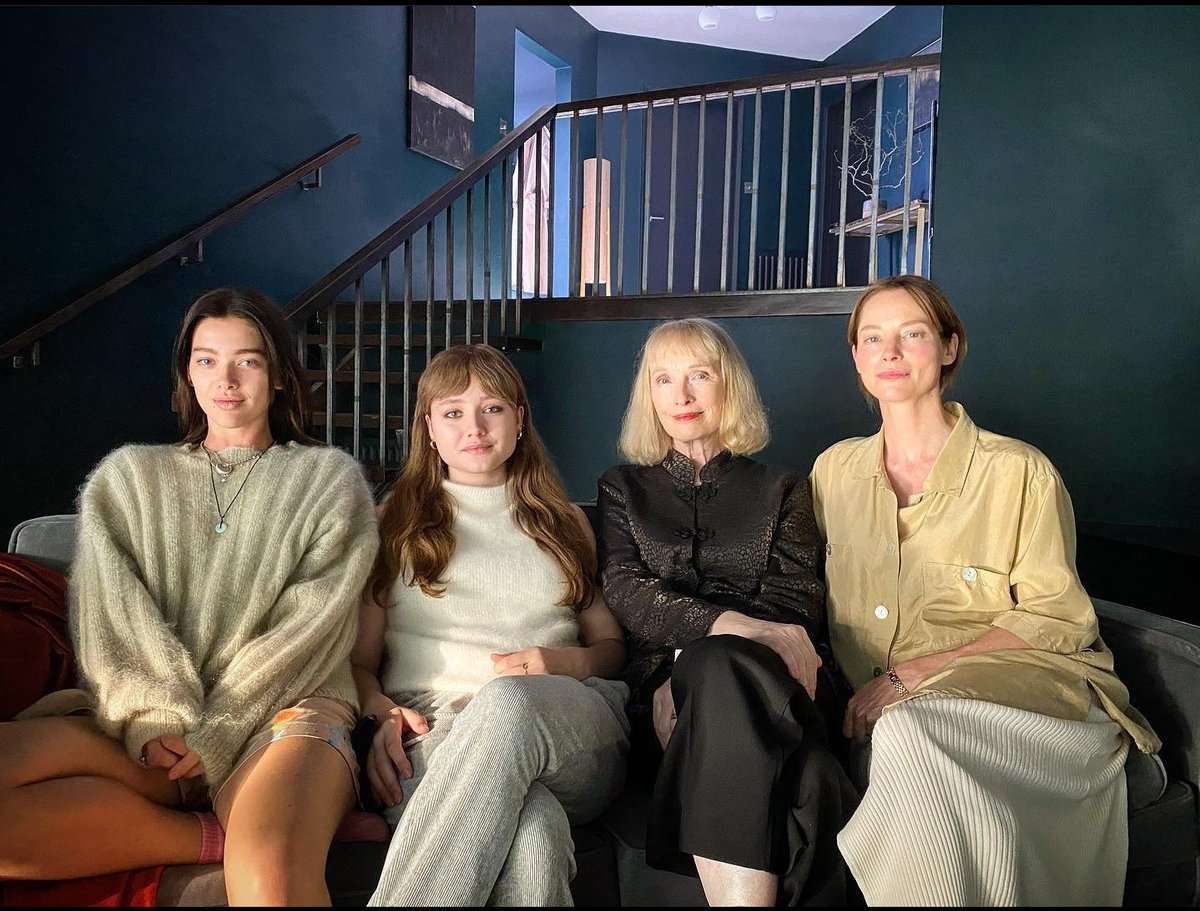 Nova/Antiga imagem de Ruby Stokes, Jessica Alexander, Sienna Guillory e Lindsay Duncan nos bastidores do filme A Banquet (2019).