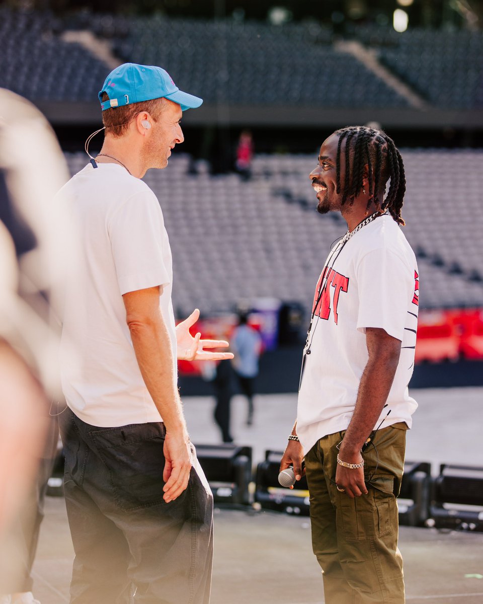Zimbabwean musician Shone having a chat with Chris Martin.

He is one of the acts on tour in Australia with British rock band Coldplay.