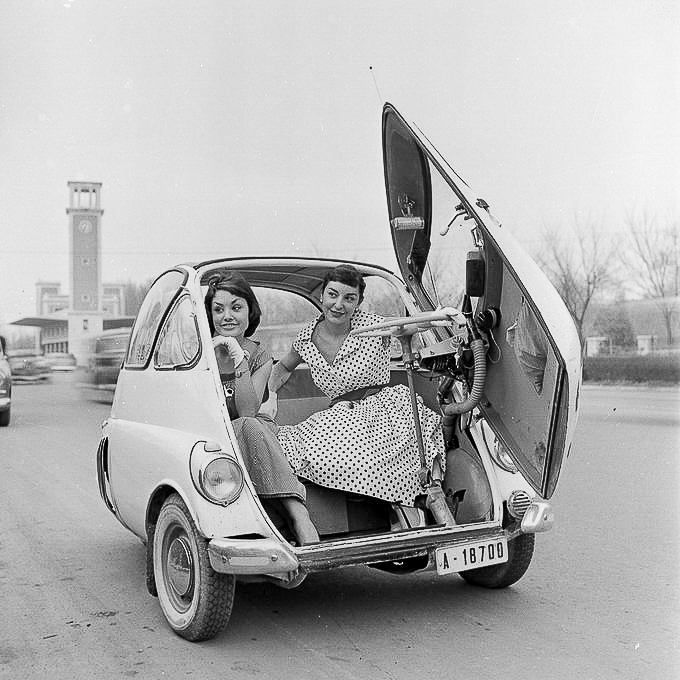 Madrileñas saliendo de un coche Isetta en 1963.