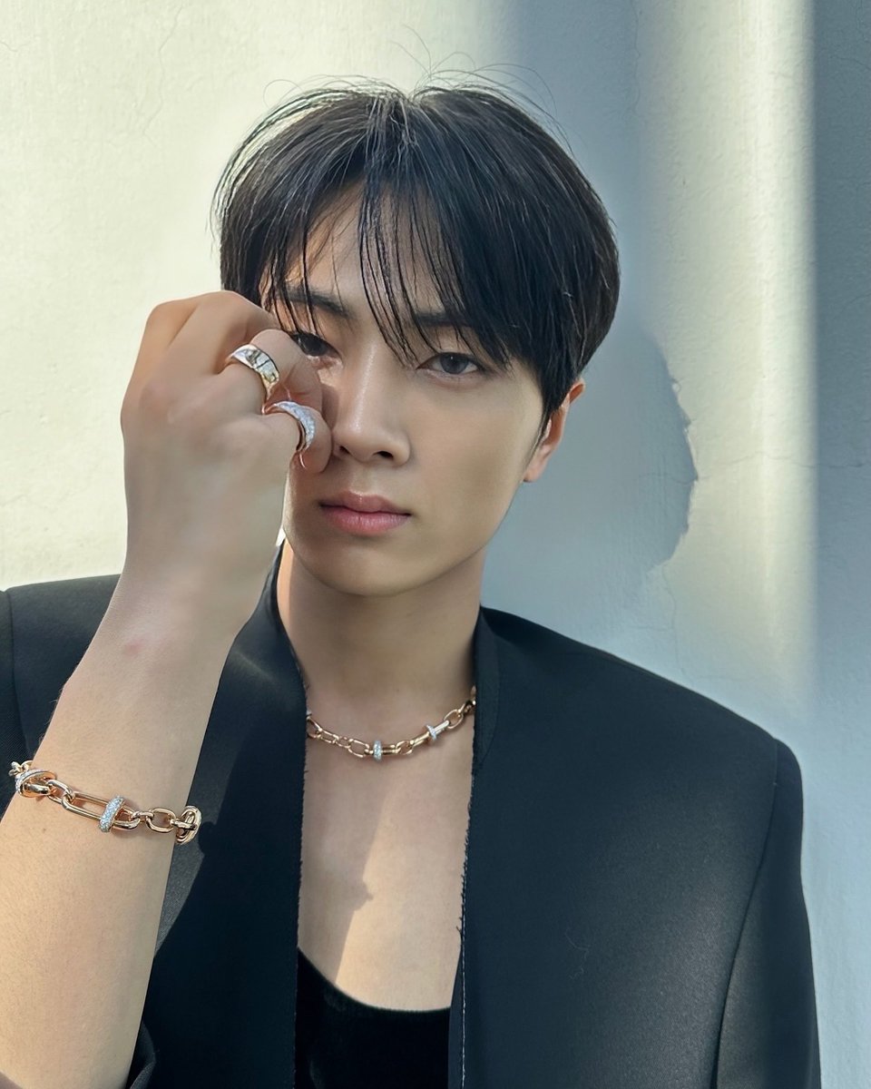 enhypenupdates's tweet image. [INSTAGRAM] 241107

&quot;🖤
#포멜라토 #pomellato #JAY&quot; 

(1/2)

@ENHYPEN_members @ENHYPEN #ENHYPEN #엔하이픈