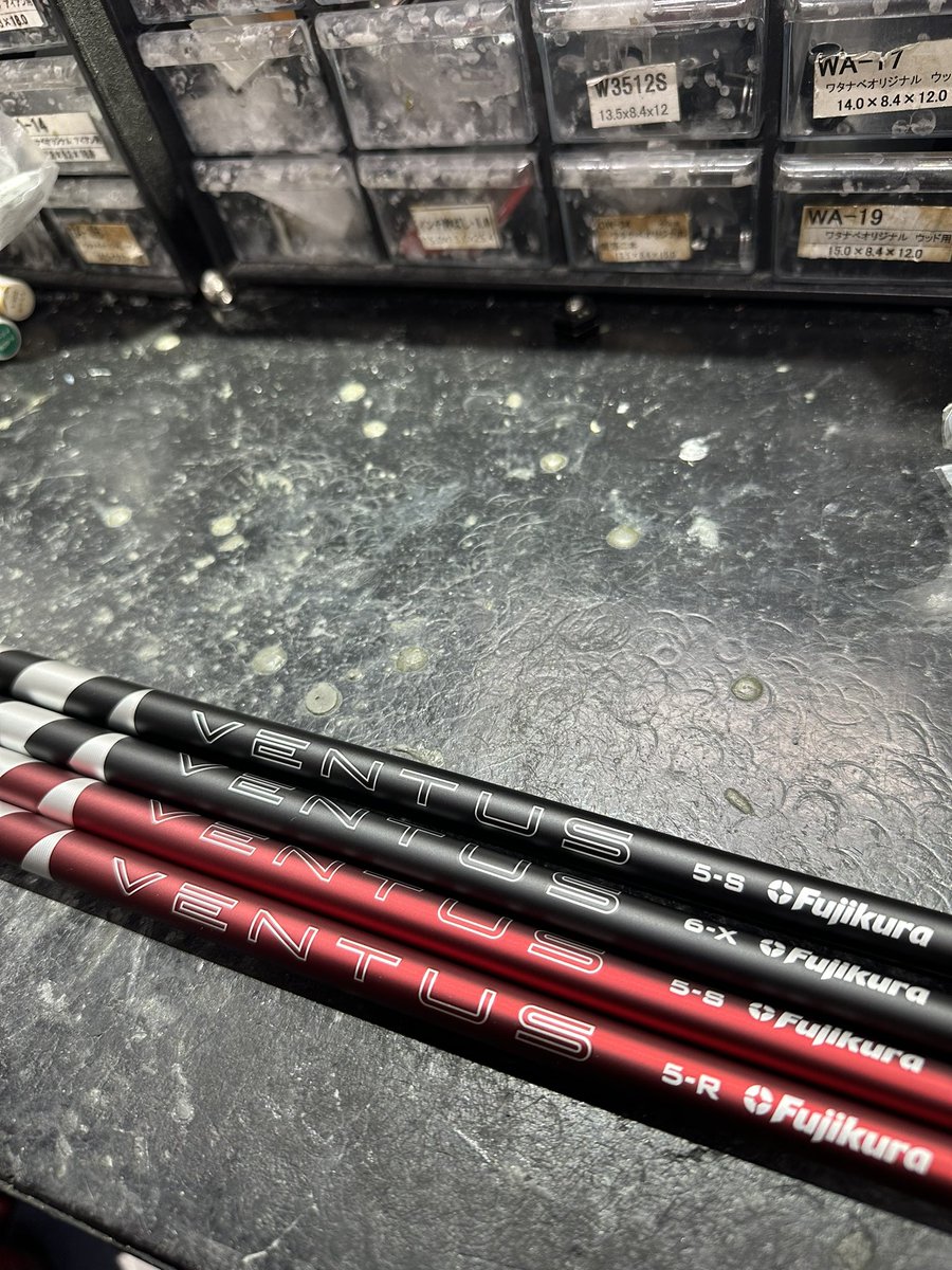 ACEFITTING's tweet image. 24ベンタス　レッド　&amp;amp; ブラック

どちらも初代よりマイルド。ブラック少しかな⛳️

イメージ通りのシャフトだけどどちらも初代、TRより振りやすい。

フジクラは抜かりないな👏👏

#フジクラ　#24ベンタス　#ベンタス　#ベンタス　TR