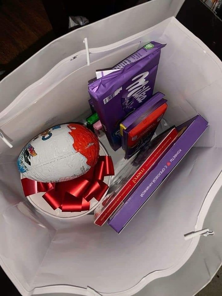 BarbeatB's tweet photo. كيف تسعد طفلة عمرها 20 سنة 🥺🎁 https://t.co/OuXWzvBWO5