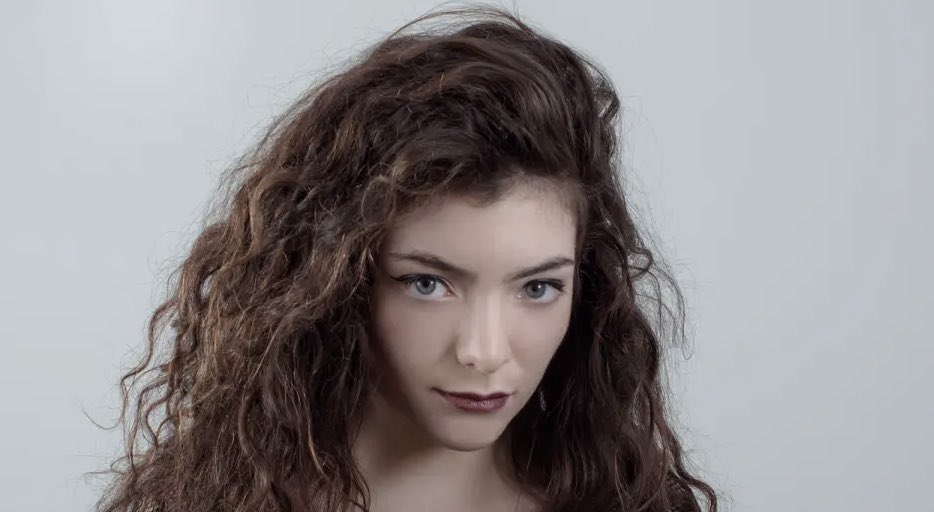 PopCrave's tweet image. Happy 28th birthday to the talented Lorde.