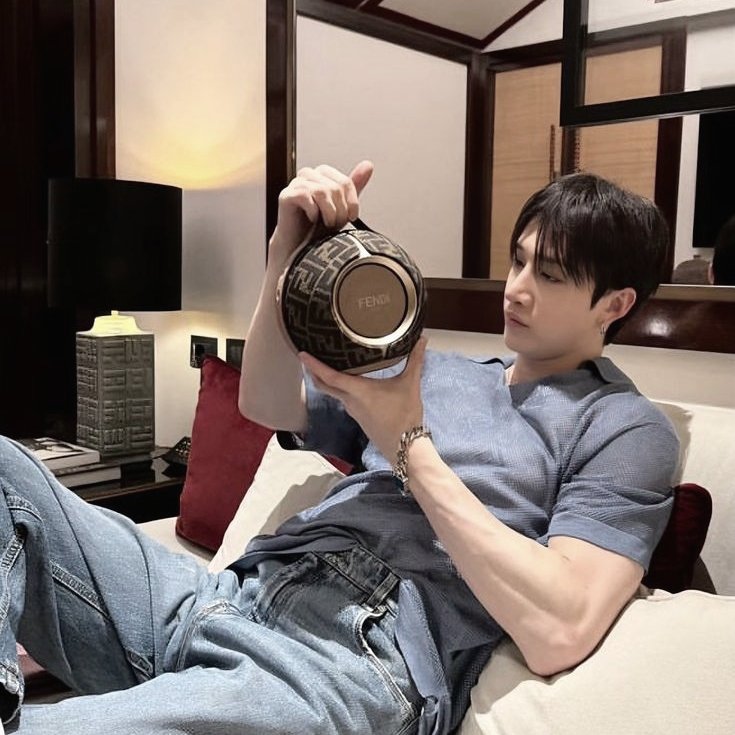 _pineapple13's tweet photo. #chanjeong 
 под праздники мечты должны сбываться, но чонин никогда в это не верил. чан - наоборот. 

ау интернет-друзья, которые неравнодушны друг к другу и не особо это скрывают в общении. чан решает устроить сюрприз для чонина, в виде своего прилёта в Корею.

– Ахренеть. https://t.co/QvTHRWd02i