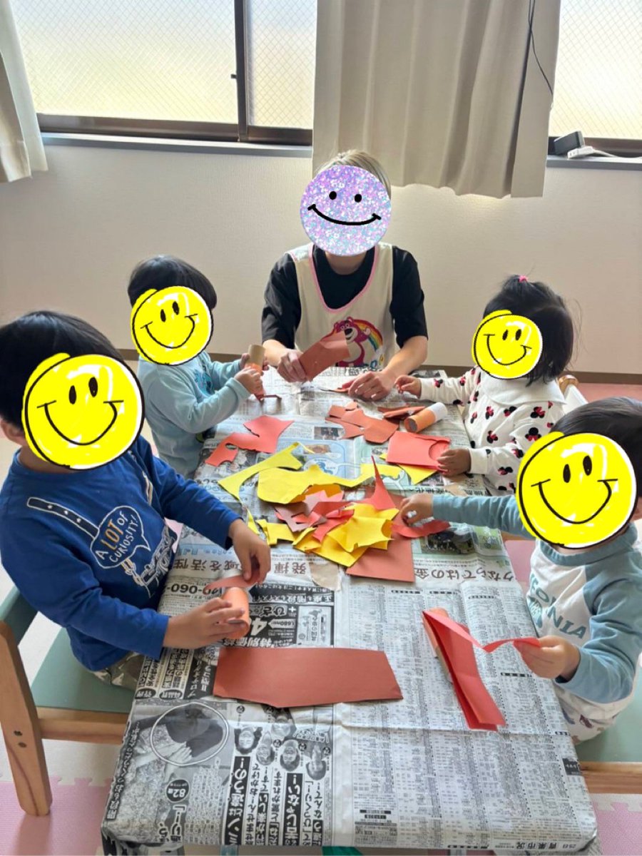 niconicohoiku's tweet photo. 本日は秋の色を感じさせる画用紙を用いてミノムシの工作を行いました🍁
好きな形や大きさにちぎったミノムシさんのお洋服をのりで塗り塗り、ぺったんこ✋💎
おめめも上手に描けました👀✨
虫さん達も、これから寒くなる冬を楽しく過ごせますように🍄🍂

#保育園
#埼玉
#鴻巣
#北鴻巣市
#認可外保育園 https://t.co/yvmIf2FxEd